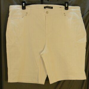 Bandolino Riley Bermuda Relaxed Leg Shorts White Slight Stretch Neutral NWT